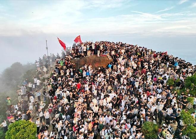 景区内游客爆发肢体争执，冲突中多人坠落，现场实景被拍下（组图） - 23