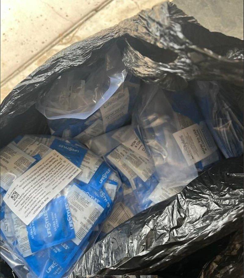 华人家宅后院挖出$9万现金+1700个避孕套!背后牵出卖春大案,20名华女沦为受害者(组图) - 2