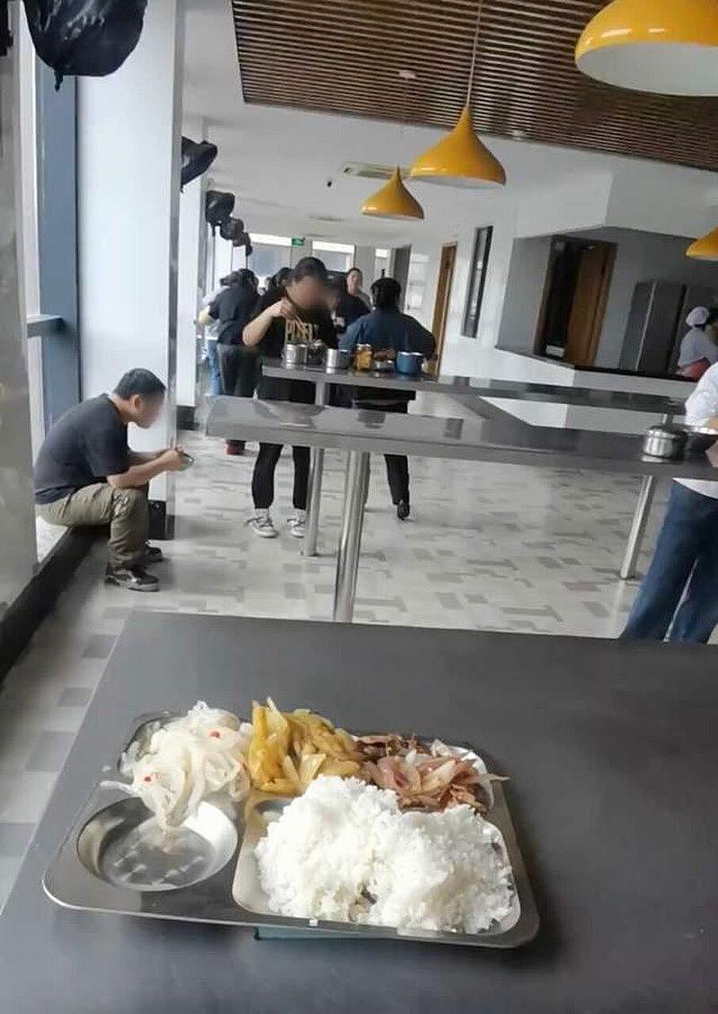 学国外？浙江公司食堂没凳子，员工站著吃饭（组图） - 1