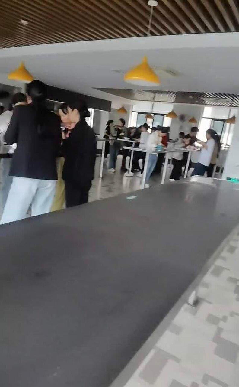 学国外？浙江公司食堂没凳子，员工站著吃饭（组图） - 2