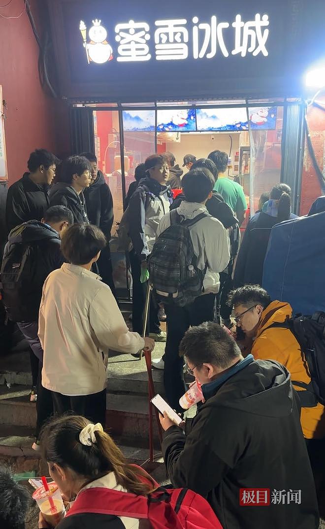 泰山顶蜜雪冰城凌晨两点火爆到“繁忙置休”,门口挤满了游客(组图) - 1