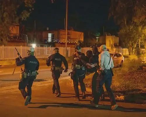 澳洲5岁女童遇害引发骚乱!数百人围攻医院,警车被烧,现场彻底失控(组图) - 4