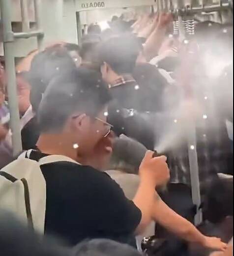 中国广州地铁无差别攻击，曝一男子车厢内狂喷辣椒水（组图） - 1
