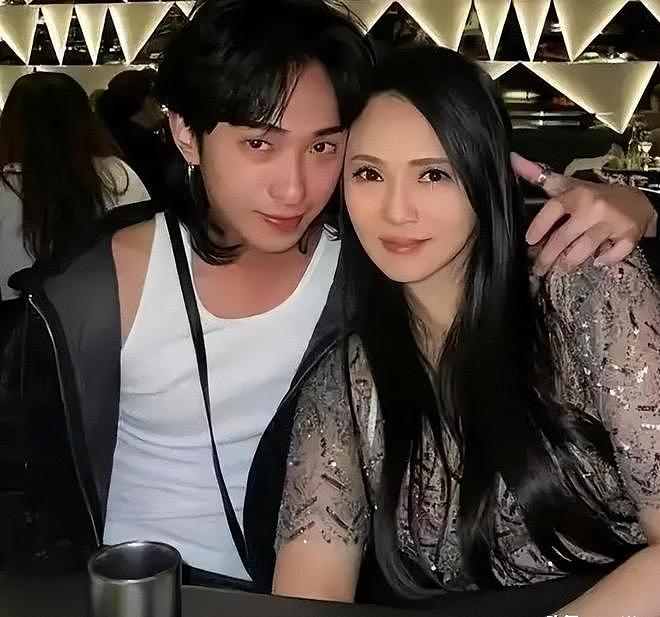 事态升级!恩利喝女网红嘴里饮料,伊能静发文硬刚,评论区炸锅(组图) - 15