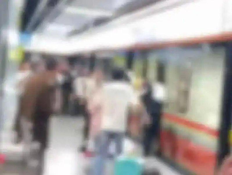 广州地铁惊魂:男子持辣椒水车厢狂喷,多名乘客被辣到呕吐(图) - 1
