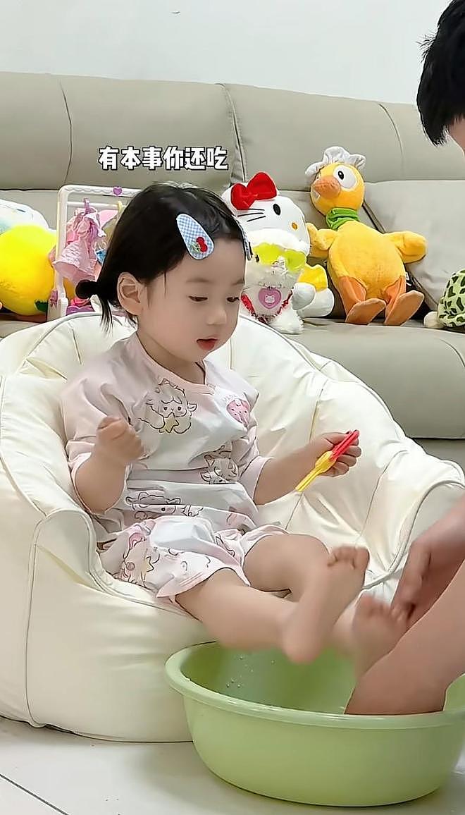 中国父母为博流量拍异样亲子视频!父亲含女儿脚丫遭网民狠批(组图) - 1