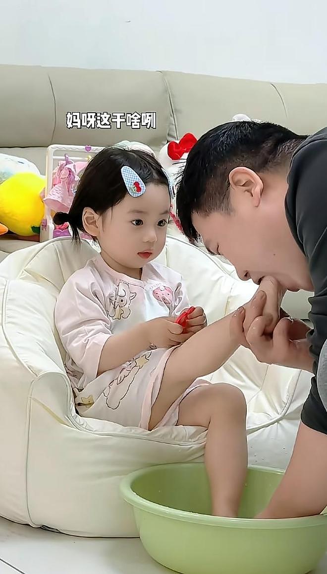 中国父母为博流量拍异样亲子视频!父亲含女儿脚丫遭网民狠批(组图) - 2