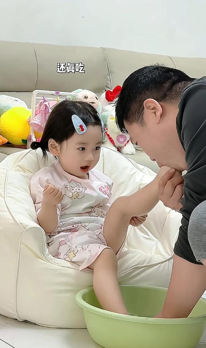 中国父母为博流量拍异样亲子视频!父亲含女儿脚丫遭网民狠批(组图) - 3