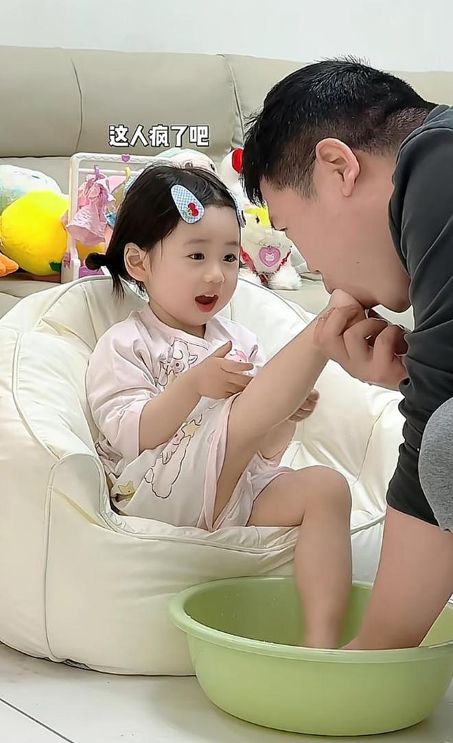 中国父母为博流量拍异样亲子视频!父亲含女儿脚丫遭网民狠批(组图) - 4