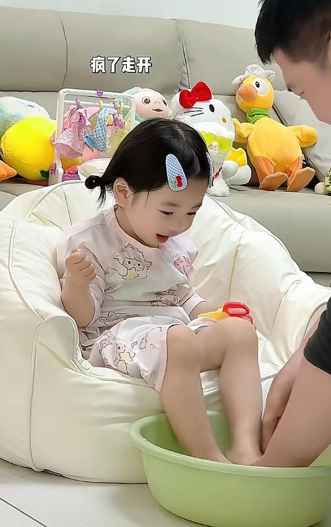 中国父母为博流量拍异样亲子视频!父亲含女儿脚丫遭网民狠批(组图) - 5