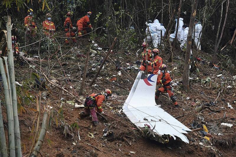 外媒：中国东航132死空难黑盒子公开，机师主动将操纵杆往下推 - 1