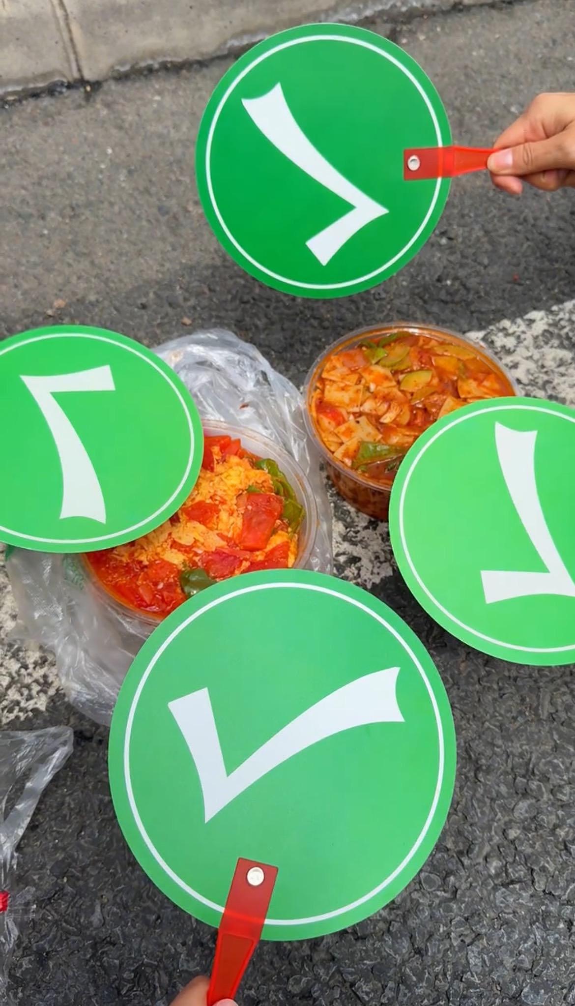 五一高速堵车点外卖,女老板穿着围裙开车送到了:没见过头铁的人,也想看看是怎么回事 - 2