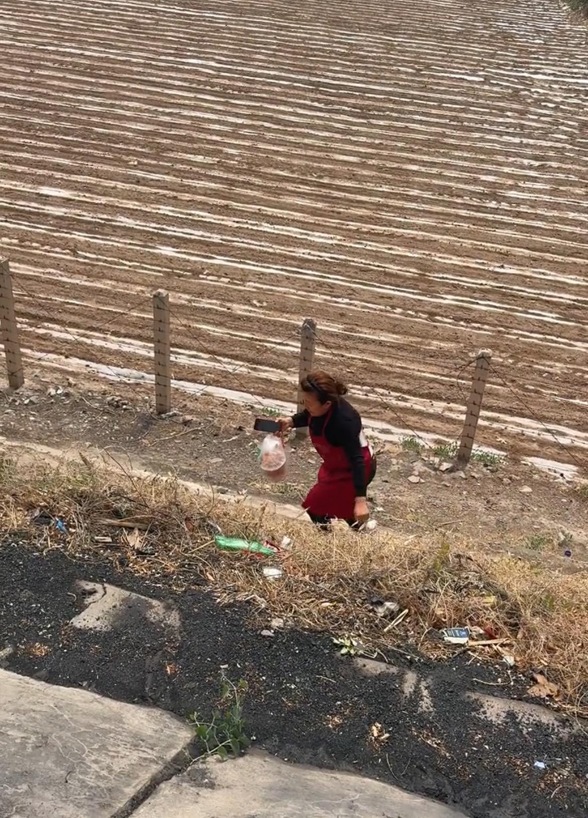 五一高速堵车点外卖,女老板穿着围裙开车送到了:没见过头铁的人,也想看看是怎么回事 - 5