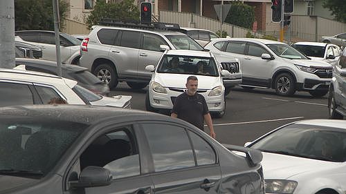 悉尼加油站惊现“78分超低油价”,引发全城疯抢!警察紧急出动维持秩序 - 2