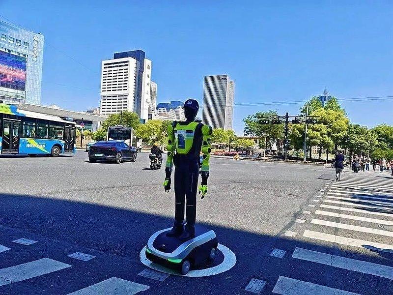 能指挥交通、让游客问路...中国首支“机器人交警中队”上工 - 1