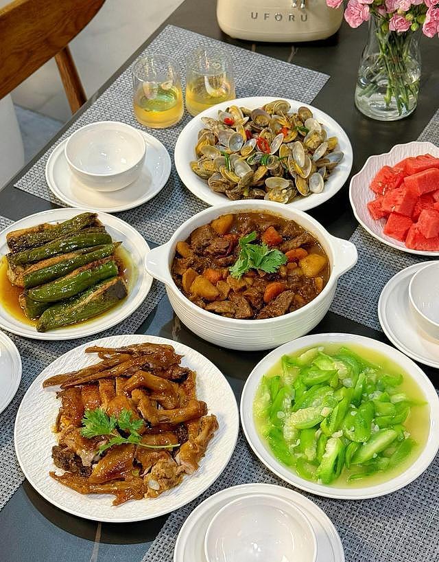 广东一家五口的晚餐火了,网友:太香了,口水直流,想去蹭饭 - 1