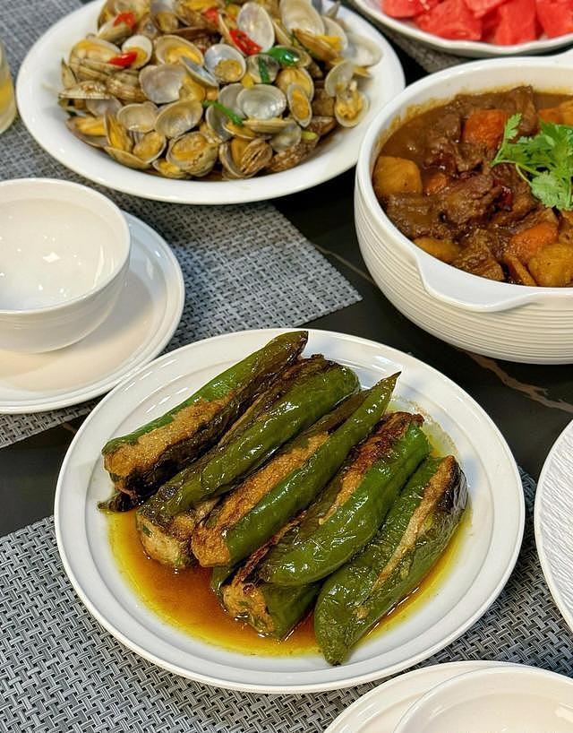 广东一家五口的晚餐火了,网友:太香了,口水直流,想去蹭饭 - 4