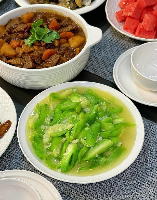 广东一家五口的晚餐火了,网友:太香了,口水直流,想去蹭饭 - 8