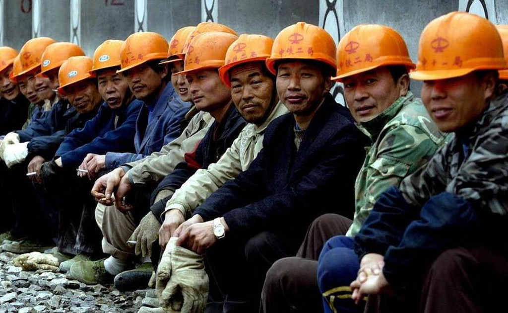 中国农民工逾3亿人!房地产低迷建筑业人数大降(图) - 1