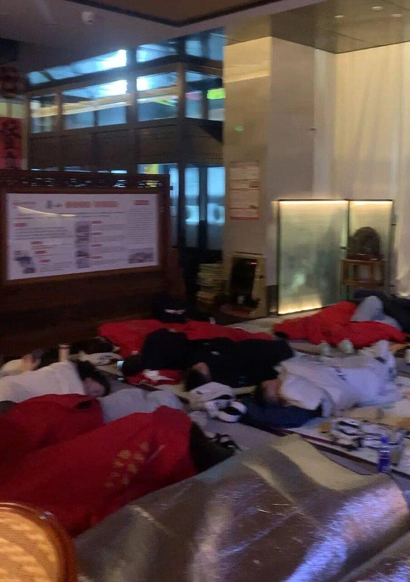 五一出行人潮挤爆!2万人冲泰山看日出,打地铺也愿意(组图) - 3