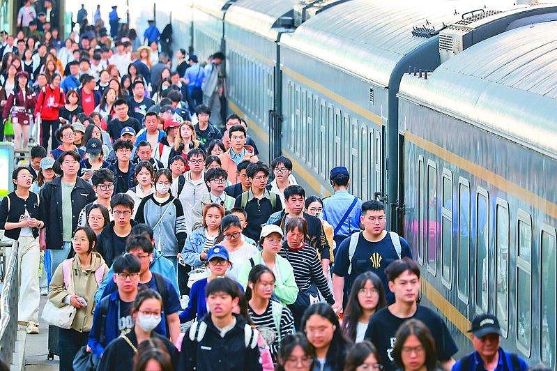 五一出行人潮挤爆!2万人冲泰山看日出,打地铺也愿意(组图) - 5