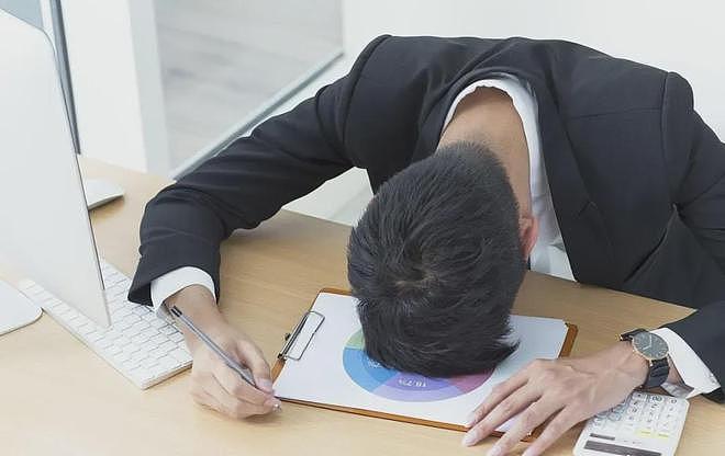 中国年轻人累死累活挣三四千，老人拿七八千退休金，收入倒挂该如何解决？（组图） - 1
