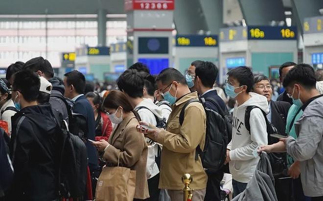中国年轻人累死累活挣三四千，老人拿七八千退休金，收入倒挂该如何解决？（组图） - 2