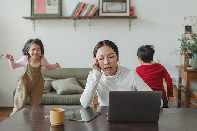 中国年轻人累死累活挣三四千，老人拿七八千退休金，收入倒挂该如何解决？（组图） - 3