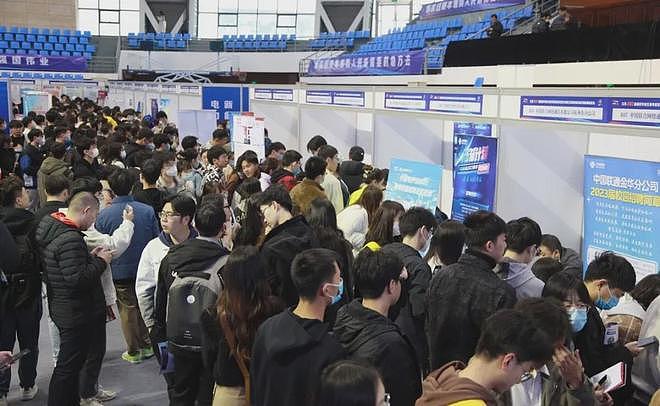 中国年轻人累死累活挣三四千，老人拿七八千退休金，收入倒挂该如何解决？（组图） - 5