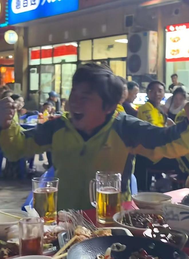 三度登顶！张雪车队陕西烧烤摊庆功全场买单，将在当地征战越野赛事（组图） - 2