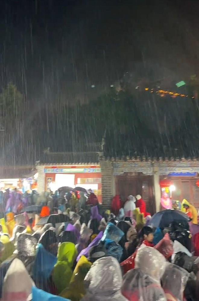 大量游客夜爬泰山突遇降雨大风，厕所挤满过夜的人，有商铺售夜间休息位60元到100元，景区：建议出行前关注天气 - 1