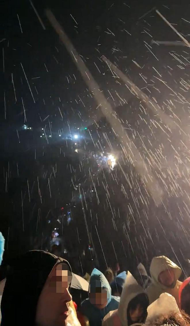 大量游客夜爬泰山突遇降雨大风，厕所挤满过夜的人，有商铺售夜间休息位60元到100元，景区：建议出行前关注天气 - 3