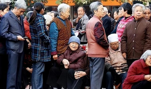 中国将迎来 “死亡高峰期”:一代人集体老去,人口天平彻底倾斜 - 2