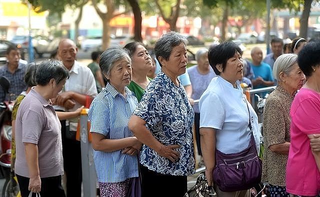 中国将迎来 “死亡高峰期”:一代人集体老去,人口天平彻底倾斜 - 4