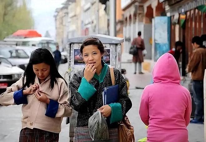 唯一不与中国建交的邻国,首都离中国仅45公里,曾实行一妻多夫(组图) - 9