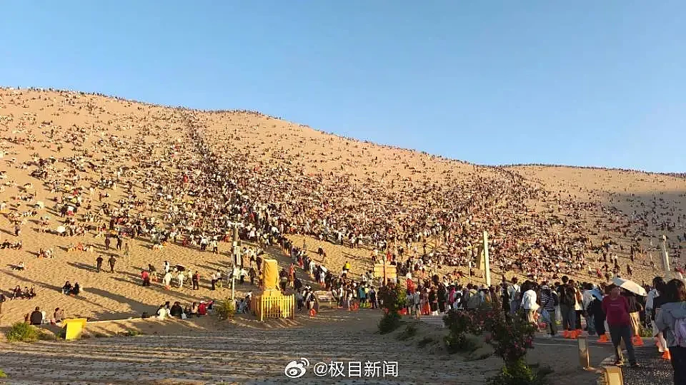 敦煌鸣沙山骆驼五一全员加班,队伍绵延数里(组图) - 1