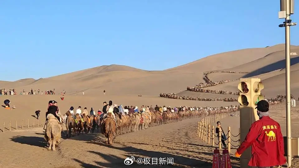 敦煌鸣沙山骆驼五一全员加班,队伍绵延数里(组图) - 2