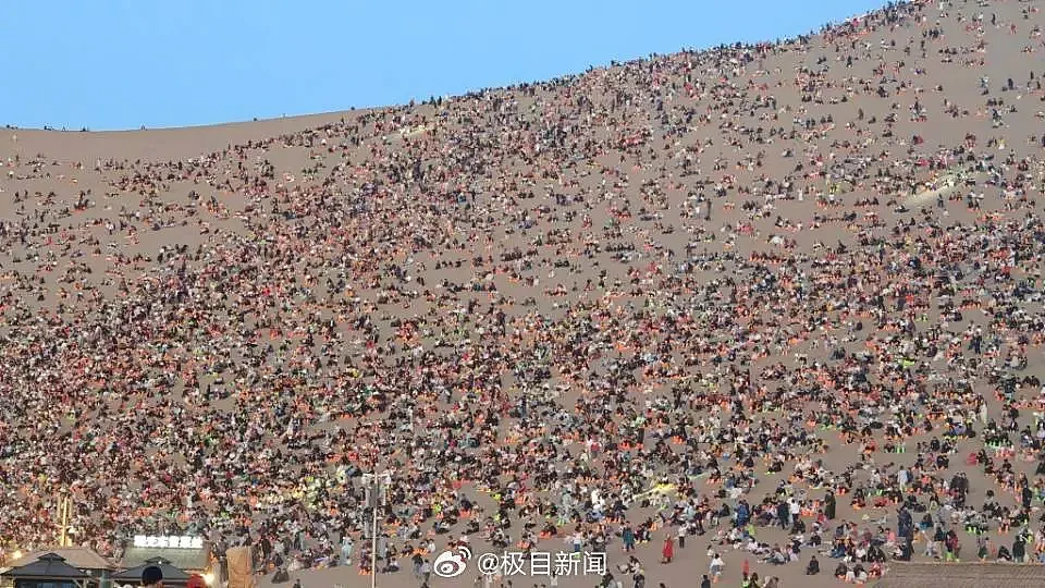 敦煌鸣沙山骆驼五一全员加班,队伍绵延数里(组图) - 3