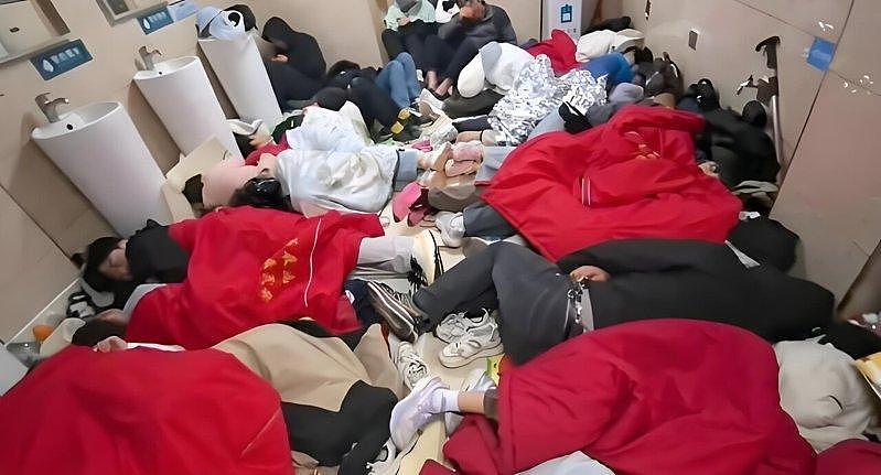 五一游中国泰山惨遇降雨大风!连厕所都挤满避难游客(组图) - 1