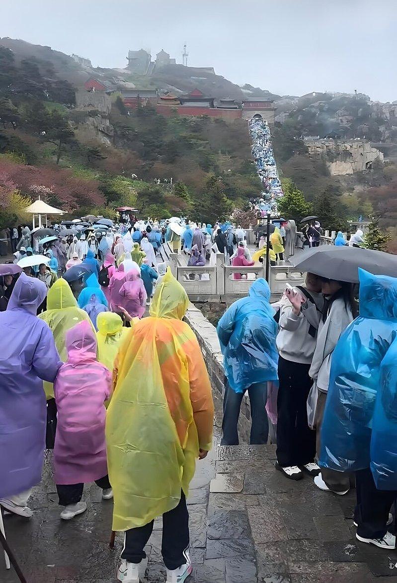 五一游中国泰山惨遇降雨大风!连厕所都挤满避难游客(组图) - 2