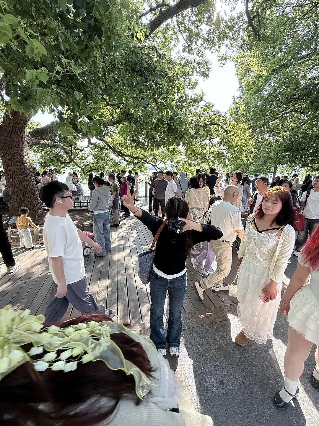 太火爆了！杭州西湖00后“驻扎”：一天能赚大几百！律师：有一定风险（组图） - 4
