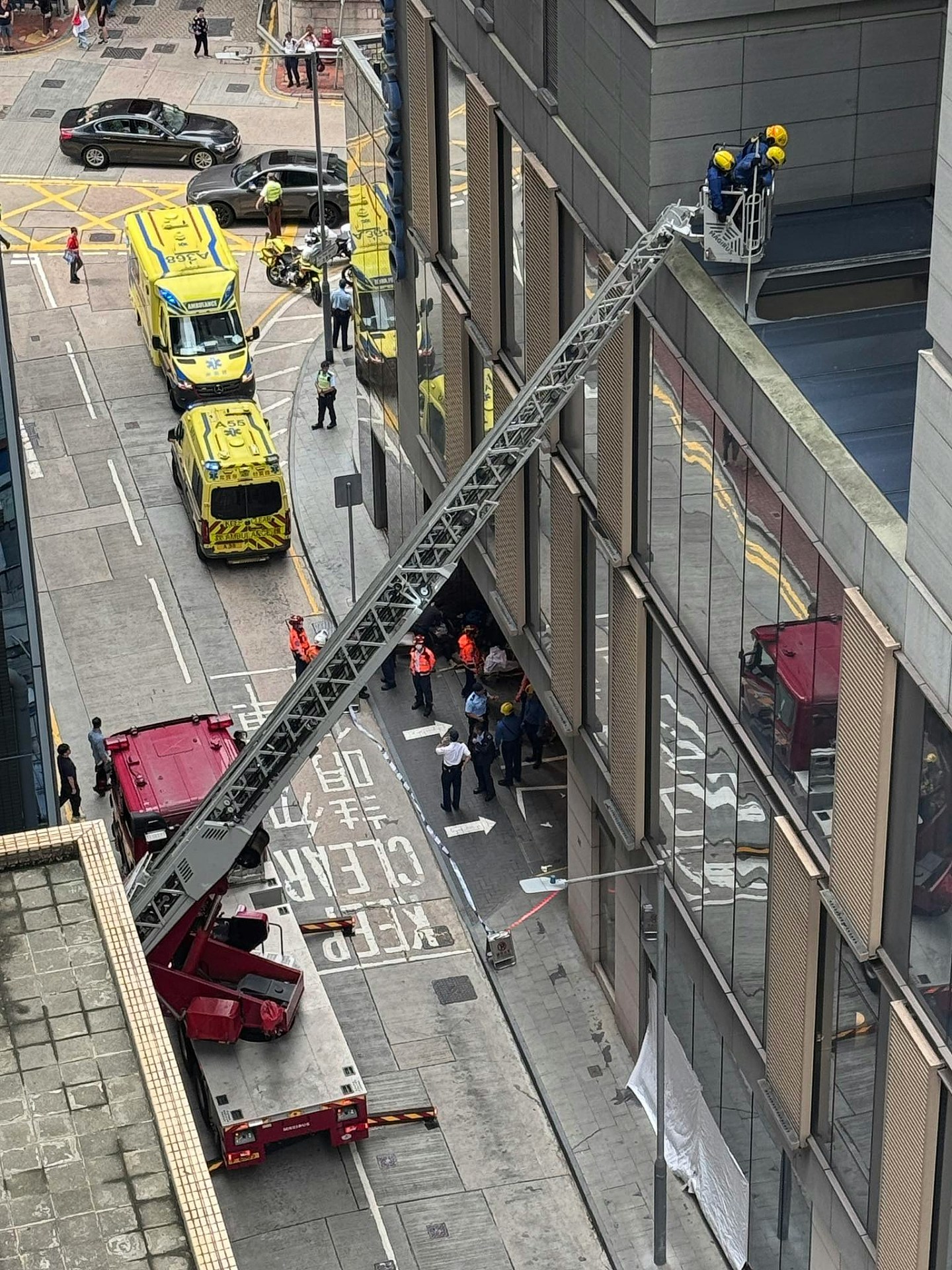 湾仔酒店外籍妇堕楼亡，七旬妇被砸中昏迷，6人被玻璃碎溅中受伤（组图） - 2
