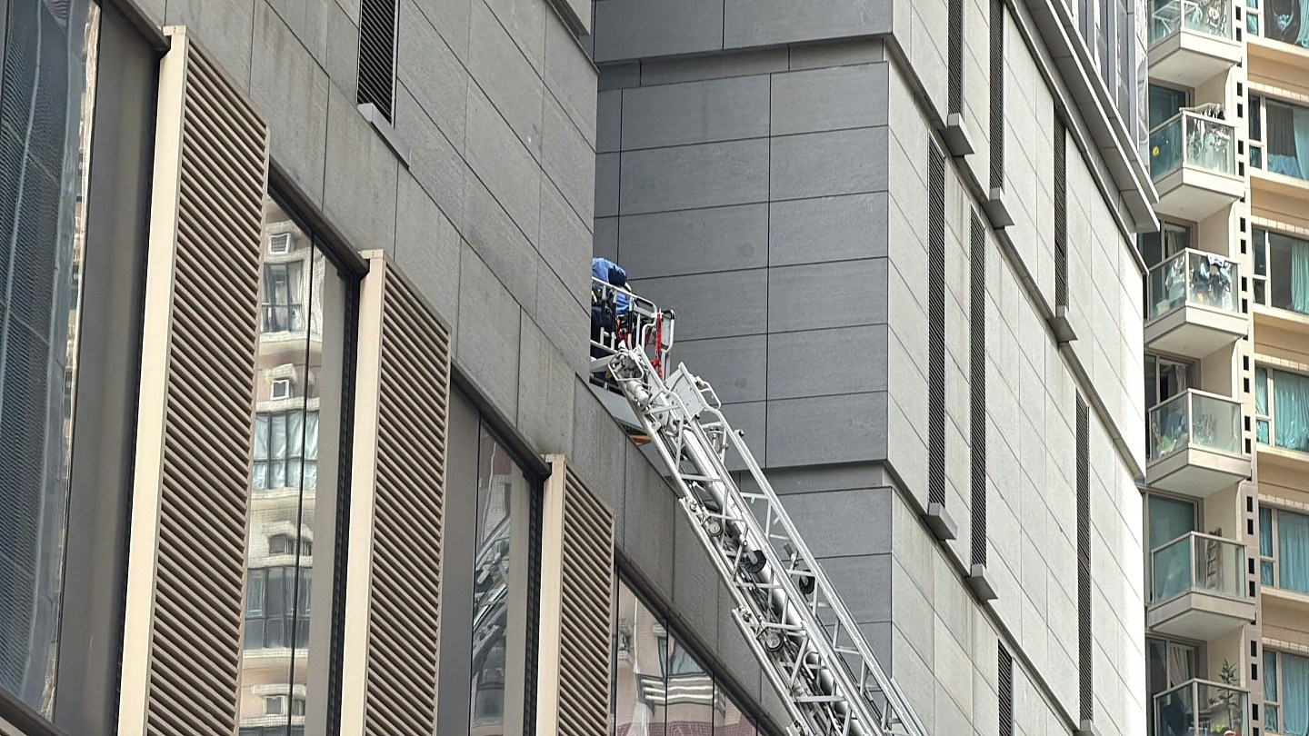 湾仔酒店外籍妇堕楼亡，七旬妇被砸中昏迷，6人被玻璃碎溅中受伤（组图） - 4