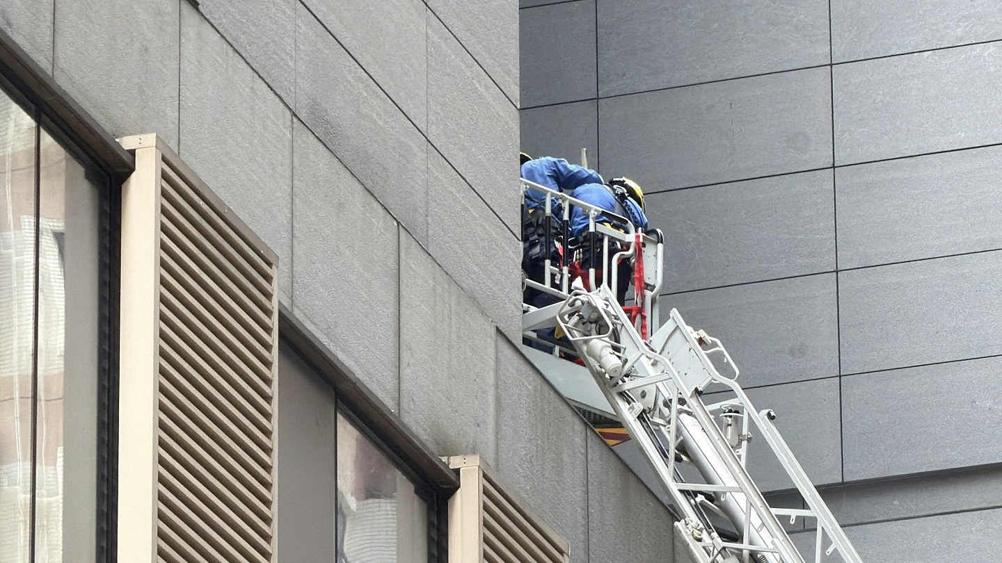 湾仔酒店外籍妇堕楼亡，七旬妇被砸中昏迷，6人被玻璃碎溅中受伤（组图） - 5