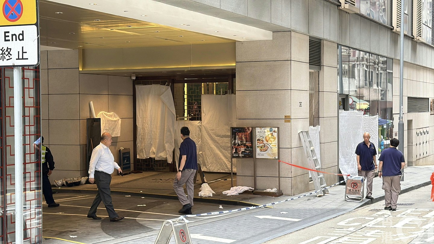 湾仔酒店外籍妇堕楼亡，七旬妇被砸中昏迷，6人被玻璃碎溅中受伤（组图） - 6