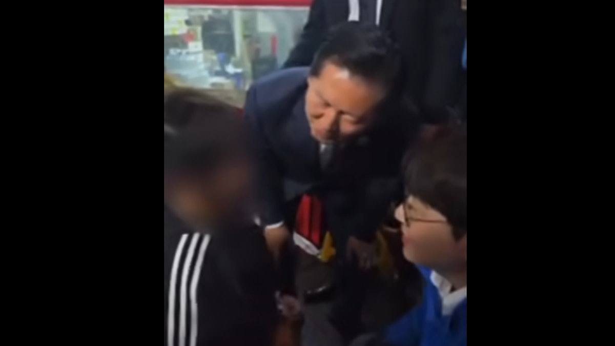 韩国共同民主党魁对小学生说“叫声哥哥听听”，被批性骚扰儿童（组图） - 1