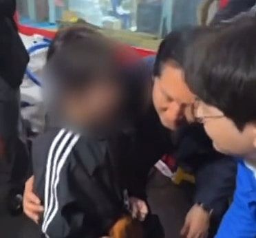 韩国共同民主党魁对小学生说“叫声哥哥听听”，被批性骚扰儿童（组图） - 2