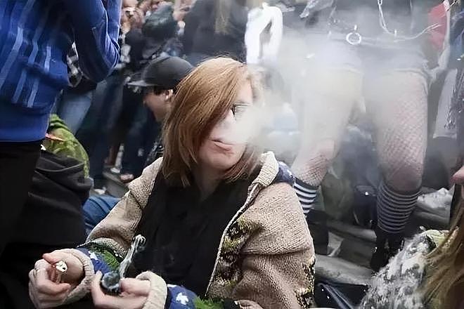 特朗普举着孩子照片，对哭泣的母亲承诺：我相信中国会执行死刑的（组图） - 5