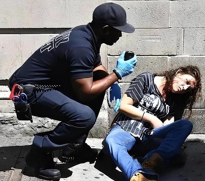 特朗普举着孩子照片，对哭泣的母亲承诺：我相信中国会执行死刑的（组图） - 7
