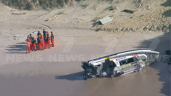 新州游艇撞击防波堤沉没,救援船遇5米狂浪翻覆,已致3人死亡(组图) - 1